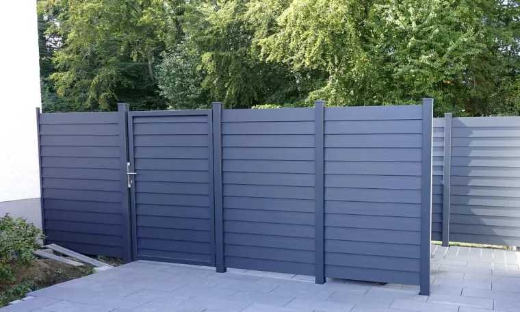Pose d'une clôture (claustra) aluminium dans un jardin, Annecy, TERR'PAYSAGE